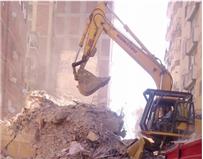 بالفيديو والصور.. إزالة عقار الأزاريطة المائل في الإسكندرية