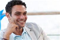 آسر ياسين ينشر صورة مفاجأة تجمعه بشقيقه.. أيام الطفولة