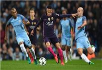 #سوشيال_بطولات .. فيرناندينهو يبرأ نفسه من واقعة "ميسي" ويصفها بالـ"سخيفة".. ويؤكد احترامه الدائم للخصوم