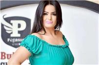 سما المصري بالبيجامة والشبشب في معرض القاهرة للكتاب