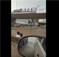 بالفيديو.. رد فعل شابين لحظة هطول الأمطار بالسعودية