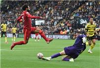 تصرف حارس واتفورد مع محمد صلاح يُثير تعجب جماهير "تويتر" بعد خماسية ليفربول