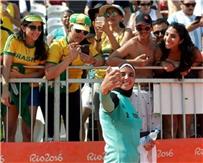 دعاء الغباشي تفسر صورتها مع المشجعة التي تحمل علم إسرائيل